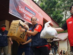 Telkomsel Salurkan Bantuan Logistik ke Warga Korban Banjir Aceh Utara