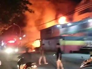 Toko Ban Mobil di Gresik Terbakar, Warga Berhamburan Panik