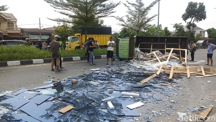 Truk Pengangkut Kaca Pecah Ban-Terguling di Jalan Kapten Sumarsono, 1 Orang Luka