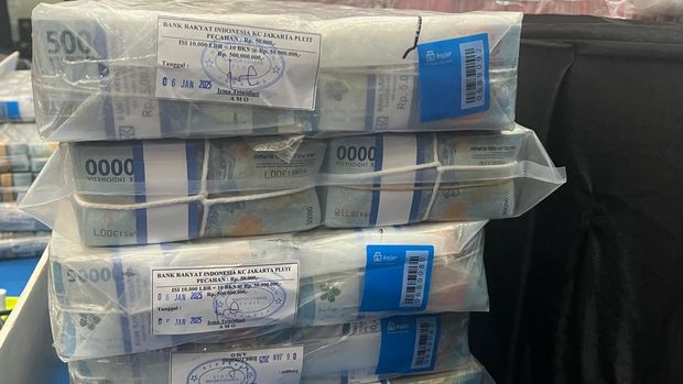 Bareskrim Polri membongkar kasus ilegal akses dan pencucian uang yang berasal dari perjudian online (judol). Bareskrim menyita tumpukan uang dan aset senilai Rp 96,7 miliar, Rabu (7/1/2026).