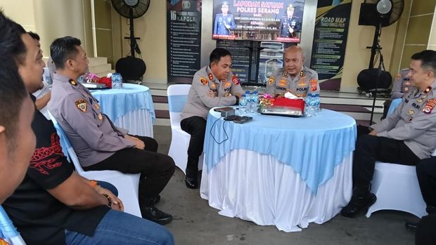 AKBP Condro Sasongko veranstaltete eine Nariung-Veranstaltung und begrüßte den neuen Polizeichef von Serang, AKBP Andri Kurniawan.