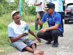 Cerita Haru Bupati Bone Singgah Temui Lansia Disabilitas di Pinggir Jalan