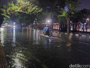 Jalanan di Semarang Tergenang Imbas Hujan Deras Sejak Sore