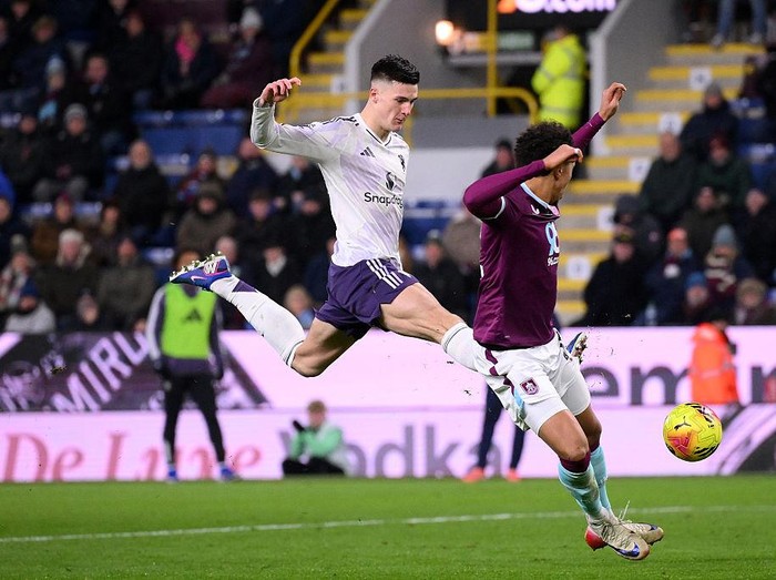 BURNLEY, ENGLAND - JANUARY 07: Benjamin Sesko of  Manchester United scores his team's second goal during the Premier League match between Burnley and Manchester United at Turf Moor on January 07, 2026 in Burnley, England. (Photo by Ben Roberts - Danehouse/Getty Images)