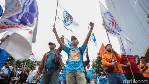 Buruh Demo Tolak UMP 2026, Minta Upah Layak