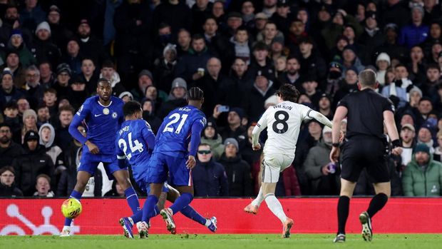 Soccer Football - Premier League - Fulham v Chelsea - Craven Cottage, London, Britain - January 7, 2026  Chelsea's Liam Delap scores their first goal REUTERS/David Klein EDITORIAL USE ONLY. NO USE WITH UNAUTHORIZED AUDIO, VIDEO, DATA, FIXTURE LISTS, CLUB/LEAGUE LOGOS OR 'LIVE' SERVICES. ONLINE IN-MATCH USE LIMITED TO 120 IMAGES, NO VIDEO EMULATION. NO USE IN BETTING, GAMES OR SINGLE CLUB/LEAGUE/PLAYER PUBLICATIONS. PLEASE CONTACT YOUR ACCOUNT REPRESENTATIVE FOR FURTHER DETAILS..