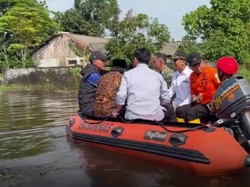 Potret Gibran Naik Perahu Karet Cek Banjir di Kalsel