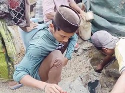 Warga Bangkalan Ngebor Air Malah Keluar Minyak Tanah