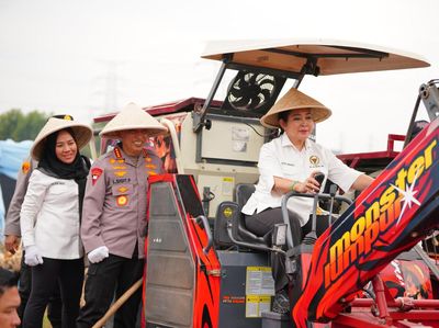 Momen Kapolri-Titiek Soeharto Hadiri Panen Raya Jagung Serentak di Bekasi