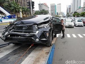 Kecelakaan Mobil Pribadi di Thamrin, Bagian Depan Ringsek