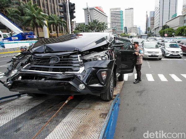 Kecelakaan Mobil Pribadi di Thamrin, Bagian Depan Ringsek