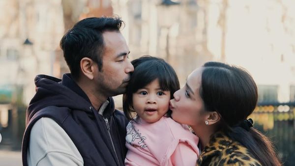 8 Gaya Lily Anak Raffi-Nagita, Dress Fendi Hingga Tas Dior Curi Atensi