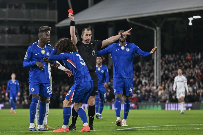 Chelsea dan 8 Kartu Merah