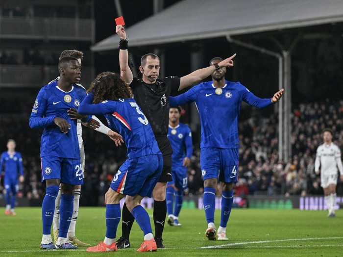 LONDON, ENGLAND - JANUARY 7: Marc Cucurella of Chelsea is shown the red card by Referee Peter Bankes during the Premier League match between Fulham and Chelsea at Craven Cottage on January 7, 2026 in London, England. (Photo by Vince Mignott/MB Media/Getty Images)