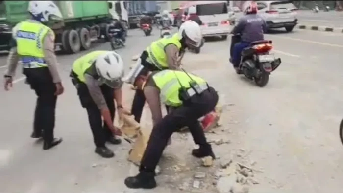 Aksi Polisi Bereskan Puing Barier Beton Usai Ditabrak Mobil di Kota Bekasi
