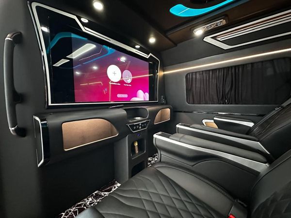 Modifikasi Interior Toyota Hiace yang Bikin Alphard Minder