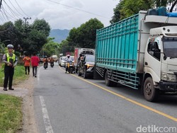 Mahasiswa Demo Tutup Jalan Trans Sulawesi di Palopo, Lalin Macet 3 Km