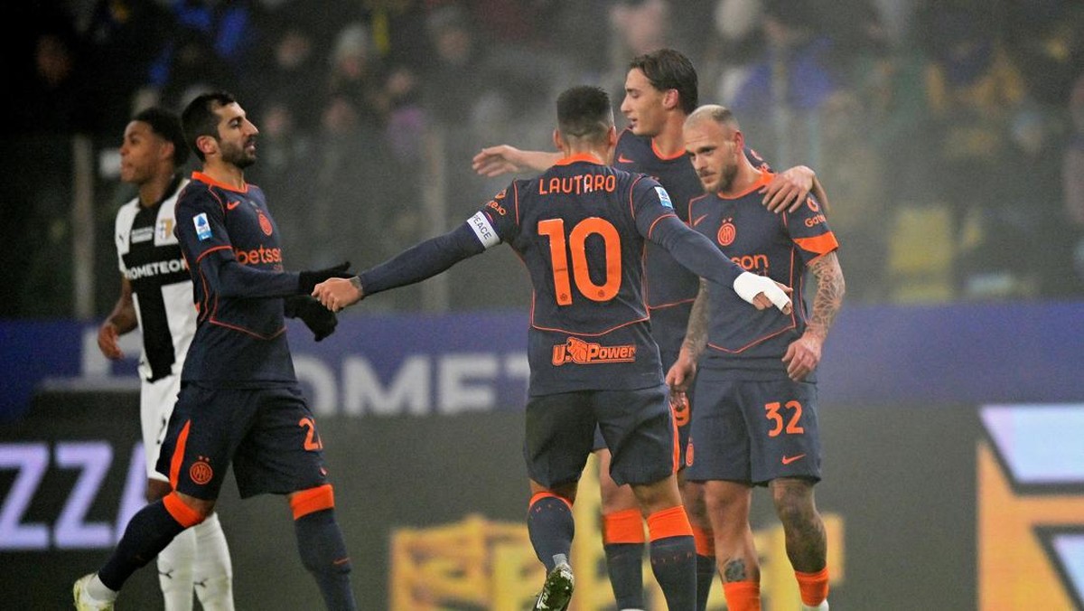 Inter Milan menang 2-0 di kandang Parma sekaligus mengukuhkan diri di puncak Serie A. (REUTERS/Daniele Mascolo)