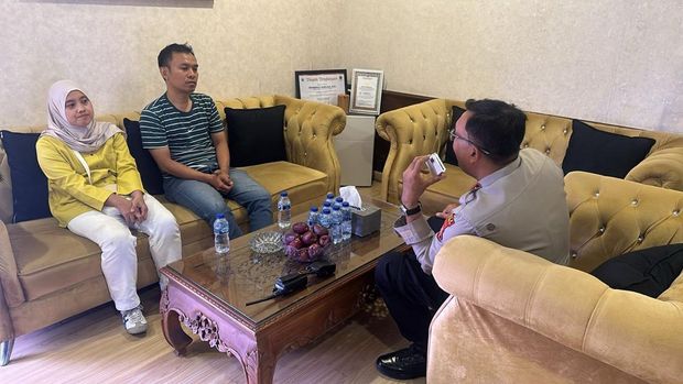 Das Ehepaar Imron und Rani überlebte den Lkw-Unfall bei der Ciputat-Überführung in Süd-Tangerang. Das Ehepaar Imron und Rani überlebte den Lkw-Unfall bei der Ciputat-Überführung in Süd-Tangerang.