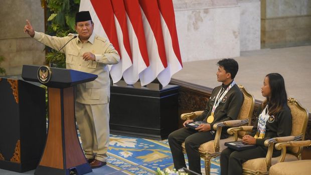 Presiden Prabowo Subianto disaksikan atlet skateboard Basral Graito (kedua kanan) dan atlet triathlon Martina Ayu Pratiwi (kanan) memberikan arahan saat penyerahan bonus kepada atlet peraih medali pada SEA Games Thailand di Istana Negara, Jakarta, Kamis (8/1/2025). Pemerintah menyerahkan bonus senilai Rp465,25 miliar kepada seluruh atlet dan ofisial Indonesia peraih medali pada ajang SEA Games Thailand 2025. ANTARA FOTO/Hafidz Mubarak A/foc.