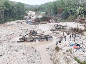 Polisi-TNI hingga Dubalang Tertibkan PETI di Kuansing, 14 Rakit Dimusnahkan
