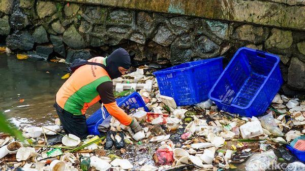 Petugas UPS Badan Air Bersihkan Saluran Tanah Baru Jagakarsa