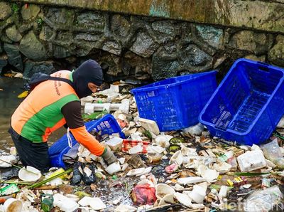 Petugas UPS Badan Air Bersihkan Saluran Tanah Baru Jagakarsa