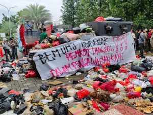 Kantor Walkot Tangsel Didemo, Mahasiswa Tumpahkan Sampah 2 Truk