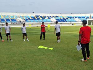 Risna Prahalabenta Ikut Latihan Persela, Manajemen Bidik Pemain Lain