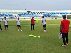 Risna Prahalabenta Ikut Latihan Persela, Manajemen Bidik Pemain Lain