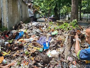 Puluhan Ton Sampah Penuhi Selokan Usai Hujan di Mataram, Ada Galon-Kasur