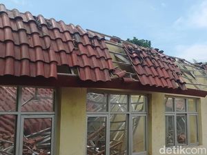 Atap 3 Ruang Kelas SD di Majalengka Ambruk Usai Siswa Ambil MBG