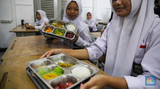 Suasana program Makan Bergizi Gratis (MBG) di SMKN 1 Jakarta, Kamis (8/1/2026). (CNBC Indonesia/Faisal Rahman)