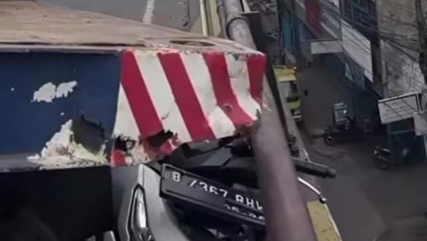 Der Absturz eines Trontonlastwagens auf der Ciputat-Überführung in Süd-Tangerang verursachte Staus in Richtung Parung. Der Absturz eines Trontonlastwagens auf der Ciputat-Überführung in Süd-Tangerang verursachte am Donnerstag (01.08.2026) Staus in Richtung Parung.