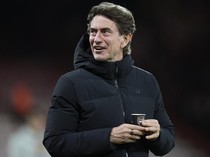 Viral! Thomas Frank Ngopi Pakai Gelas Arsenal