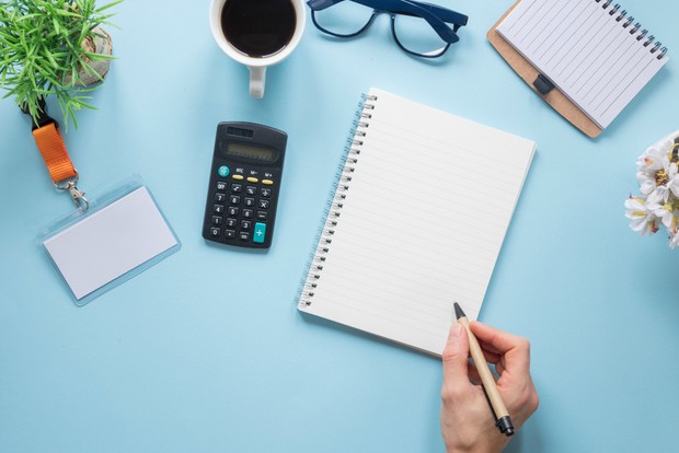 Tidak punya anggaran yang jelas membuat banyak Gen Z tidak sadar ke mana uang mereka habis setiap bulan. Tanpa perencanaan keuangan, pengeluaran kecil yang terlihat sepele justru menumpuk dan menguras gaji lebih cepat.