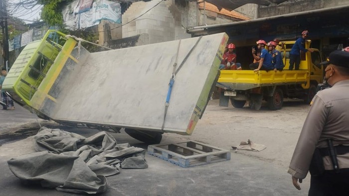 Lalin di Mampang Sempat Macet gara-gara Truk Material Terguling