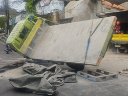 Lalin di Mampang Sempat Macet gara-gara Truk Material Terguling