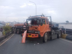 Truk Tronton Muatan Baja Melintang di Flyover Ciputat, Lalin Macet Parah