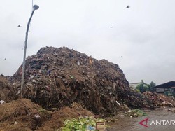 Warga Sebut Gunungan Sampah di Pasar Induk Kramat Jati Sudah Menahun