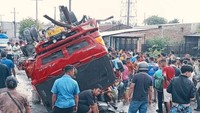 Truk Tangki Minyak Curah Terbalik di Deli Serdang, Warga Rebutan Tumpahan Minyak