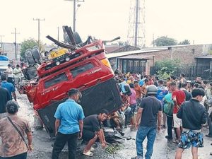 Truk Tangki Minyak Curah Terbalik di Deli Serdang, Warga Rebutan Tumpahan Minyak