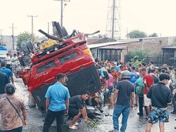 Truk Tangki Minyak Curah Terbalik di Deli Serdang, Warga Rebutan Tumpahan Minyak