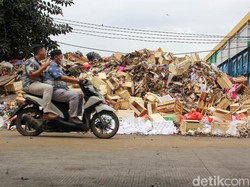 Gunungan Sampah di Pasar Induk Kramat Jati Ditargetkan Terangkut 5 Hari