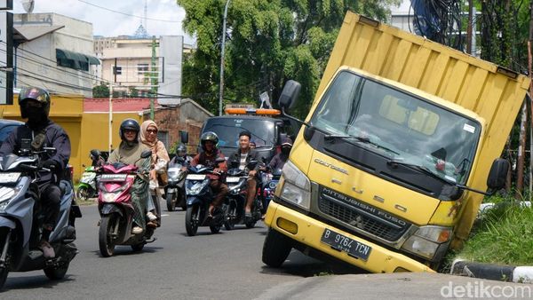 Ada Truk Terperosok di Ciputat, Lalin Tersendat