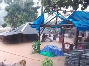 Banjir Rendam Tiga Desa di Sekotong Lombok Barat, Rumah Warga Roboh