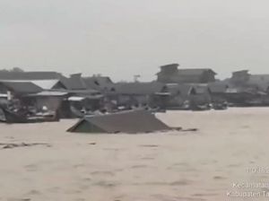 Rumah Warga di Jambi Hanyut Dihantam Banjir Rob, Begini Penampakannya
