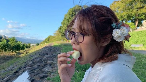 Cantiknya Nadin Amizah Saat Ngopi dan Ngemil Apel di Jepang