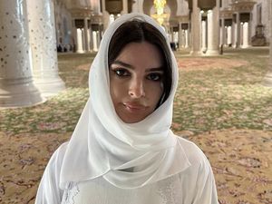 Emily Ratajkowski Berhijab Sambut Wali Kota Muslim New York, Unggahan Dikritik