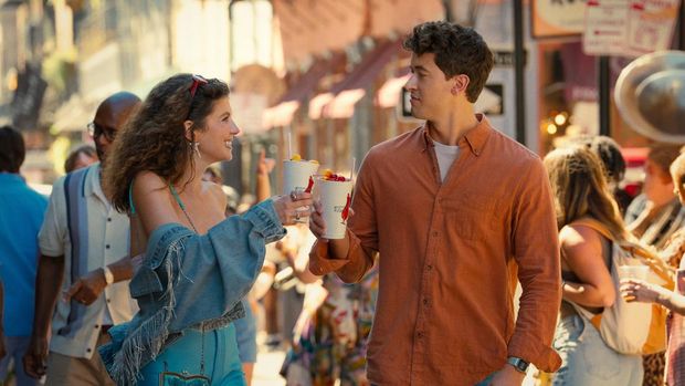 Emily Bader as Poppy and Tom Blyth as Alex in People We Meet on Vacation. (Netflix/Michele K. Short)